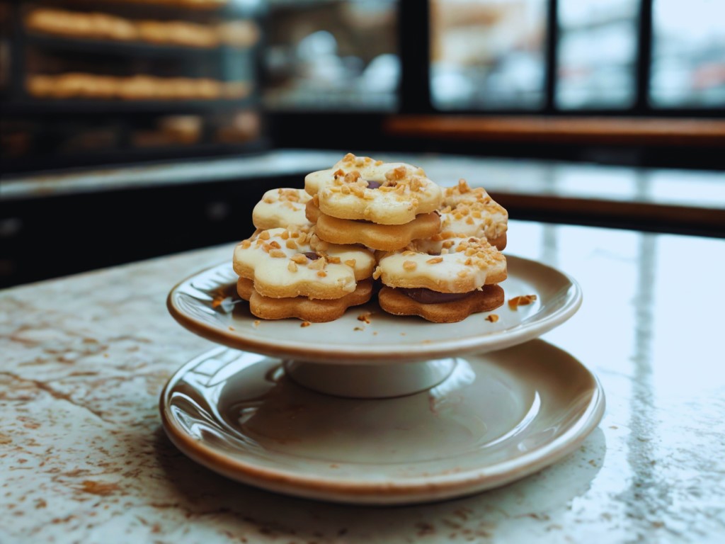Kwiatek z nadzieniem czekoladowym i polewą z posypką